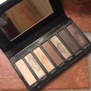 Younique Eyeshadow Palette